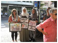 ragazze con i cartelloni